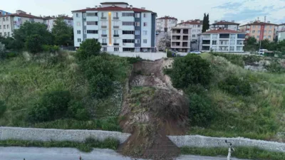 Karabük’te sağanak yağışların ardından meydana gelen heyelan nedeniyle toprak kütlesi