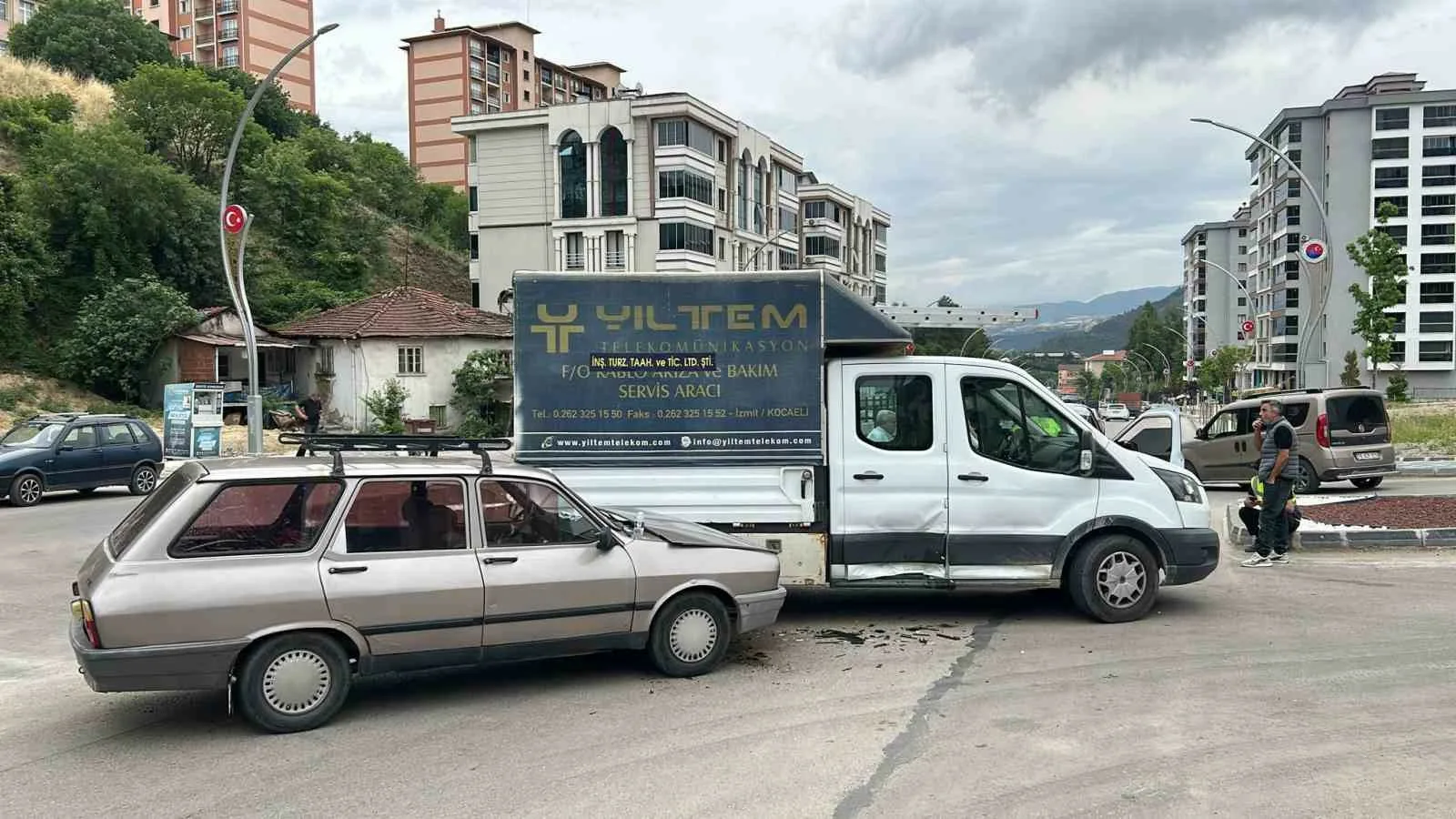 Karabük’te otomobil ile kamyonetin çarpışması sonucu meydana gelen trafik kazasında