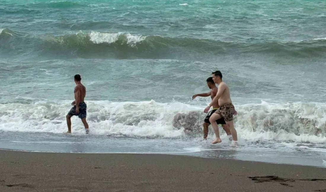 Düzce’nin Akçakoca ilçesinde etkili olan rüzgar, Karadeniz’de dalga yüksekliğinin artmasına