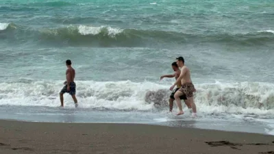 Düzce’nin Akçakoca ilçesinde etkili olan rüzgar, Karadeniz’de dalga yüksekliğinin artmasına