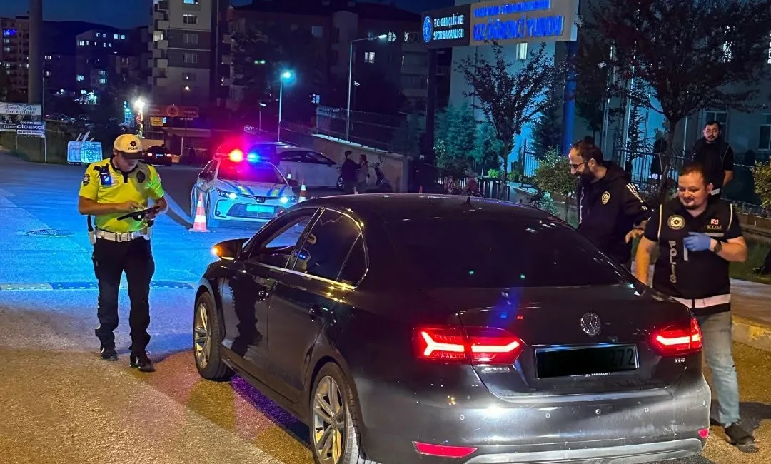 Kastamonu’da polis ekiplerince gerçekleştirilen denetimde hakkında yakalama kararı bulunan 1