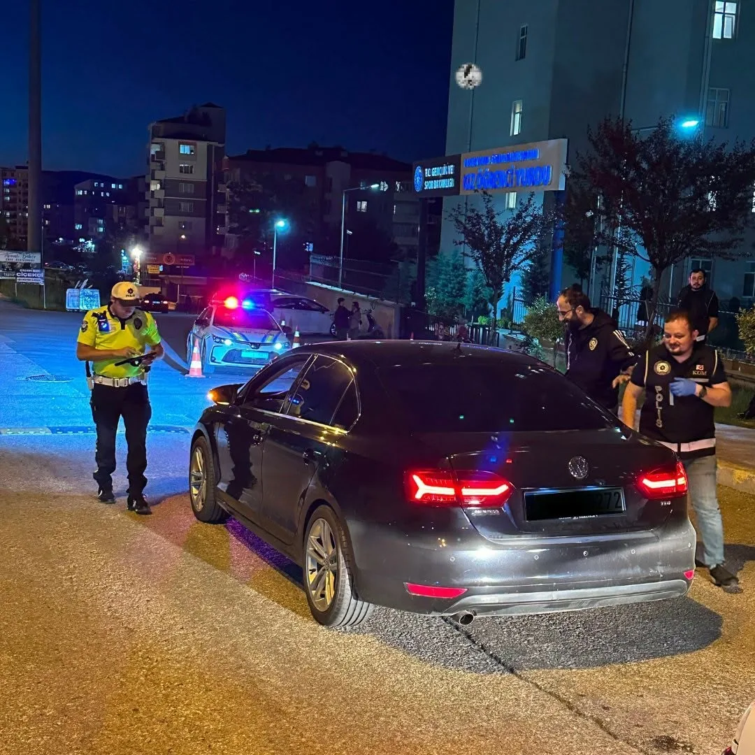 Kastamonu’da polis ekiplerince gerçekleştirilen denetimde hakkında yakalama kararı bulunan 1