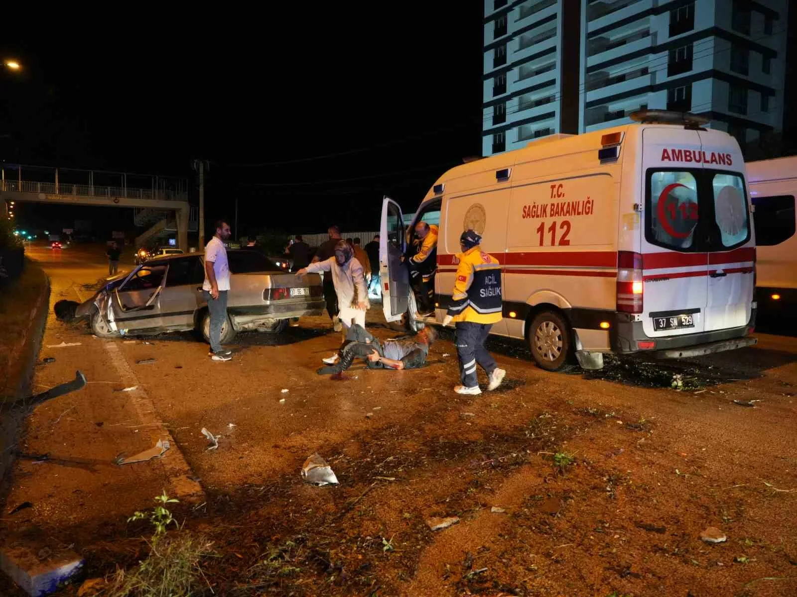 Kastamonu’da Alparslan Türkeş Bulvarı üzerinde refüje çarpan otomobildeki yaralıya müdahale