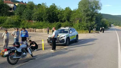 Kastamonu’nun Cide ilçesinde seyir halindeyken çarpışan motosikletlerden düşen 2 sürücü