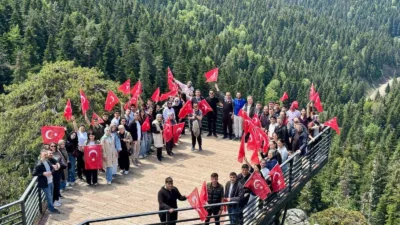 Kastamonu’nun Hanönü ilçesinde düzenlenen gençlik yürüyüşüne katılan vatandaşlar ve öğrenciler,