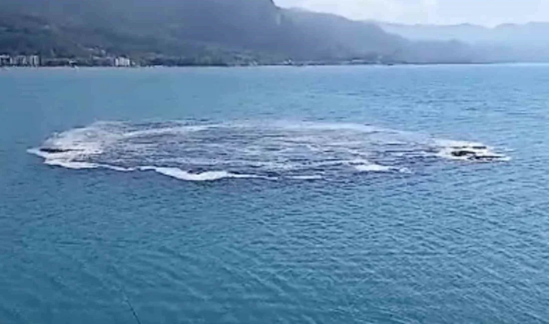 Kastamonu’nun Cide ilçesinde 10 dakika boyunca denizin kabarması balık tutan