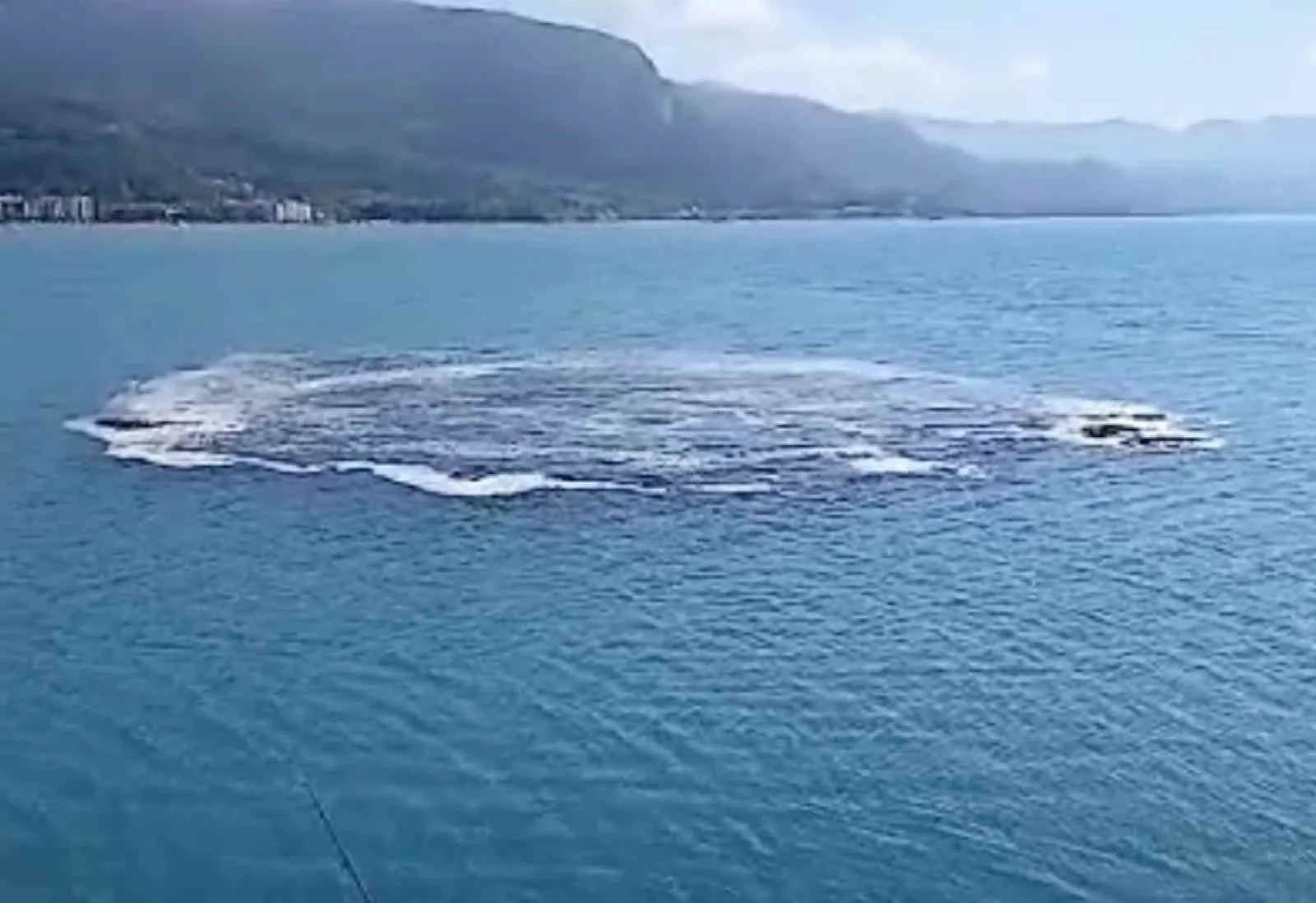Kastamonu’nun Cide ilçesinde 10 dakika boyunca denizin kabarması balık tutan