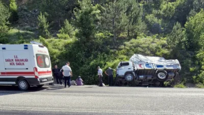 Kastamonu-İnebolu kara yolu Küre ilçesi mevkiinde kamyon şarampolde devrildi. Kazada