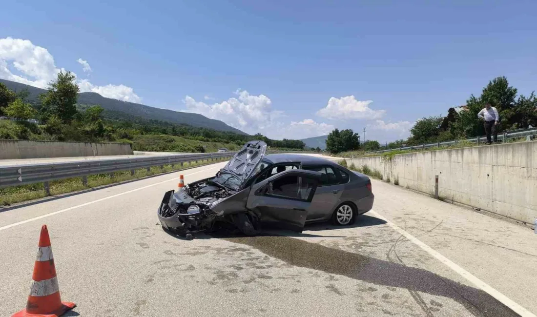 Kastamonu’nun Araç ilçesinde otomobilin istinat duvarına çarpması neticesine meydana gelen
