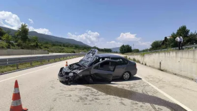 Kastamonu’nun Araç ilçesinde otomobilin istinat duvarına çarpması neticesine meydana gelen