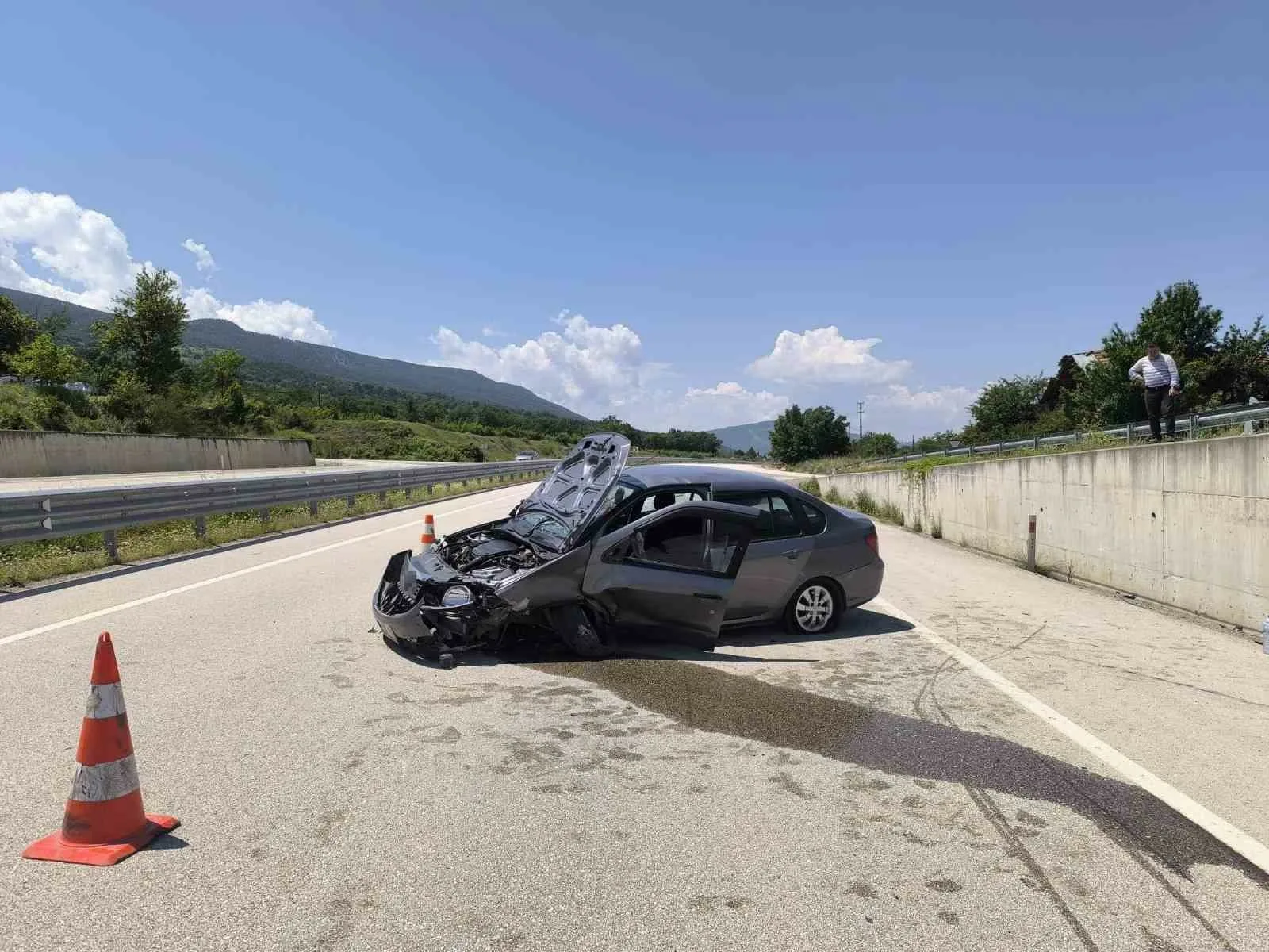 Kastamonu’nun Araç ilçesinde otomobilin istinat duvarına çarpması neticesine meydana gelen