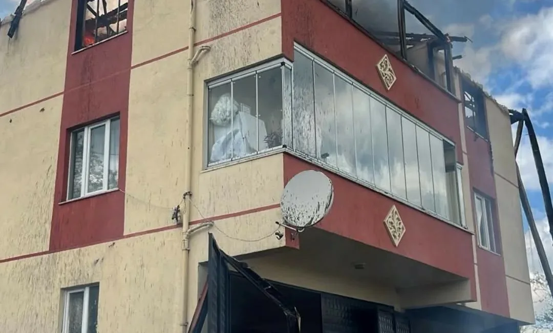 Kastamonu’da üç katlı binanın çatısında çıkan yangın, itfaiye ekiplerince diğer