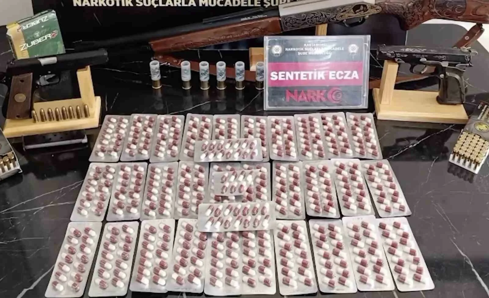 Kastamonu’da polis ekiplerince gerçekleştirilen operasyonda 470 adet sentetik ecza hapı