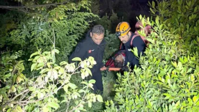 Zonguldak’ın Kozlu ilçesinde balık avlamak için çıktığı kayalıklardan düşerek yaralanan
