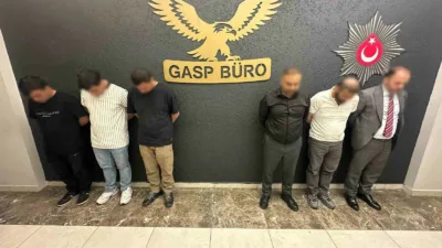 Afyonkarahisar’da bir alışveriş merkezinde kendisini “Cumhur İttifakı Ocakları Genel Başkanı”