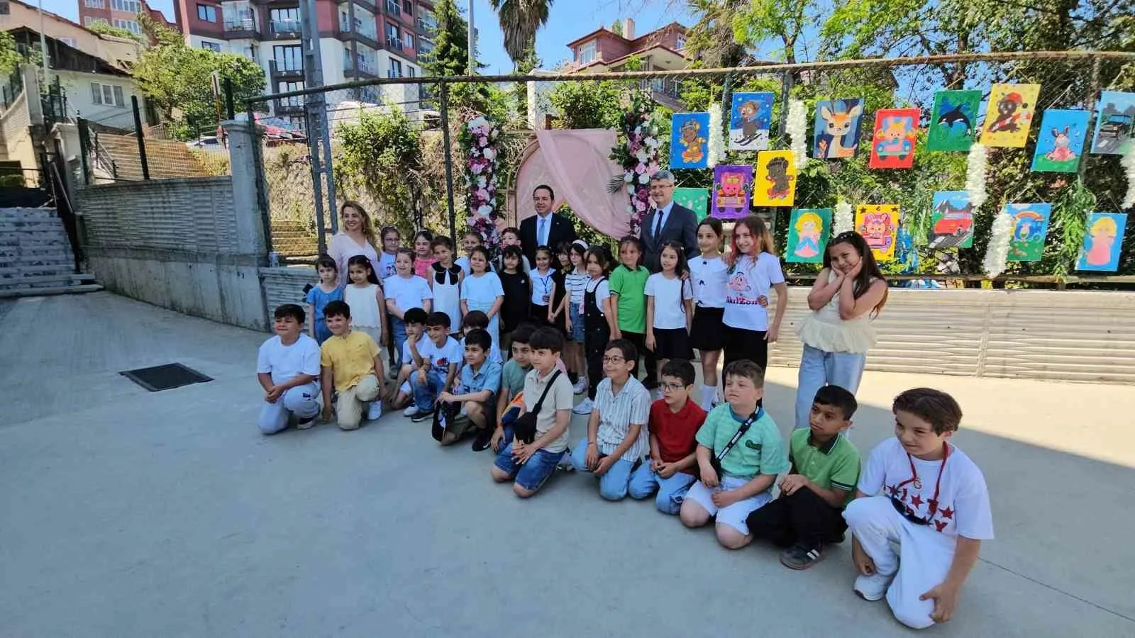 Zonguldak Bahçelievler İlkokulu öğrencileri, yıl boyunca kendi emekleriyle hazırladıkları resim
