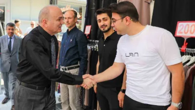Düzce Belediye Başkanı Dr. Faruk Özlü, Kızılay Meydanı Çarşısı’nda faaliyet
