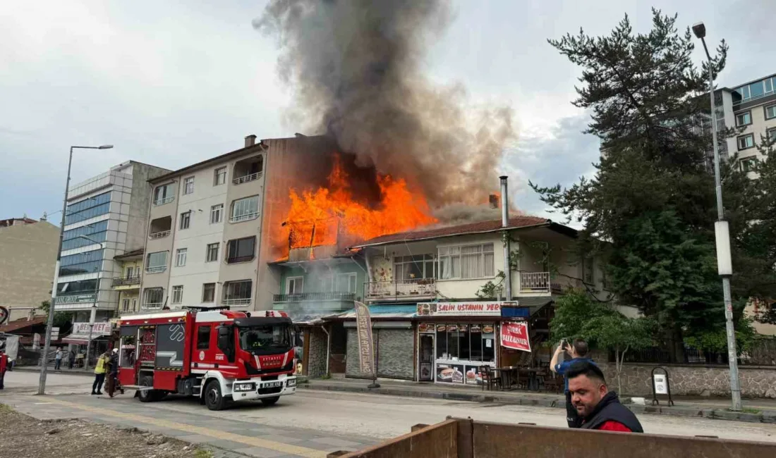 Ankara’nın Kızılcahamam iliçesinde iki katlı bir binanın çatısında çıkan yangın