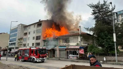 Ankara’nın Kızılcahamam iliçesinde iki katlı bir binanın çatısında çıkan yangın