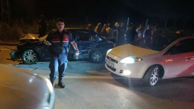 Kocaeli’nin Başiskele ilçesinde sürücüsünün kontrolünden çıkarak direğe çarpan otomobile, arkadan