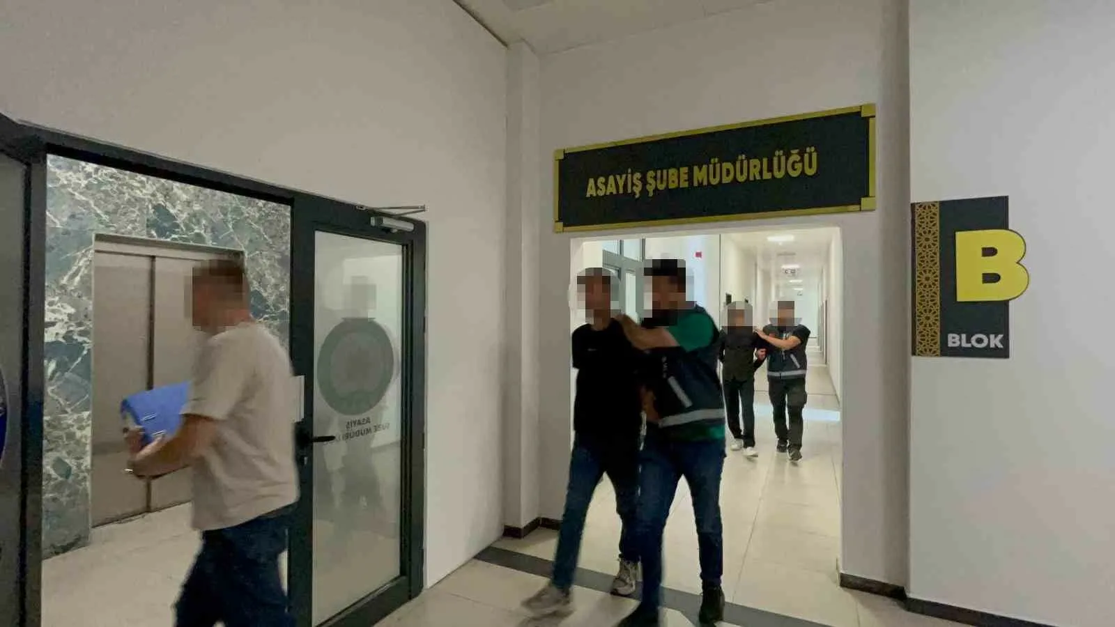 Kocaeli’nin Derince ilçesinde iş yerinden çeşitli beyaz eşyalar çalan iki