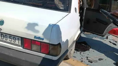 Kocaeli’nin Derince ilçesinde sürücüsünün direksiyon hakimiyetini kaybetmesi sonucu kaldırım taşına