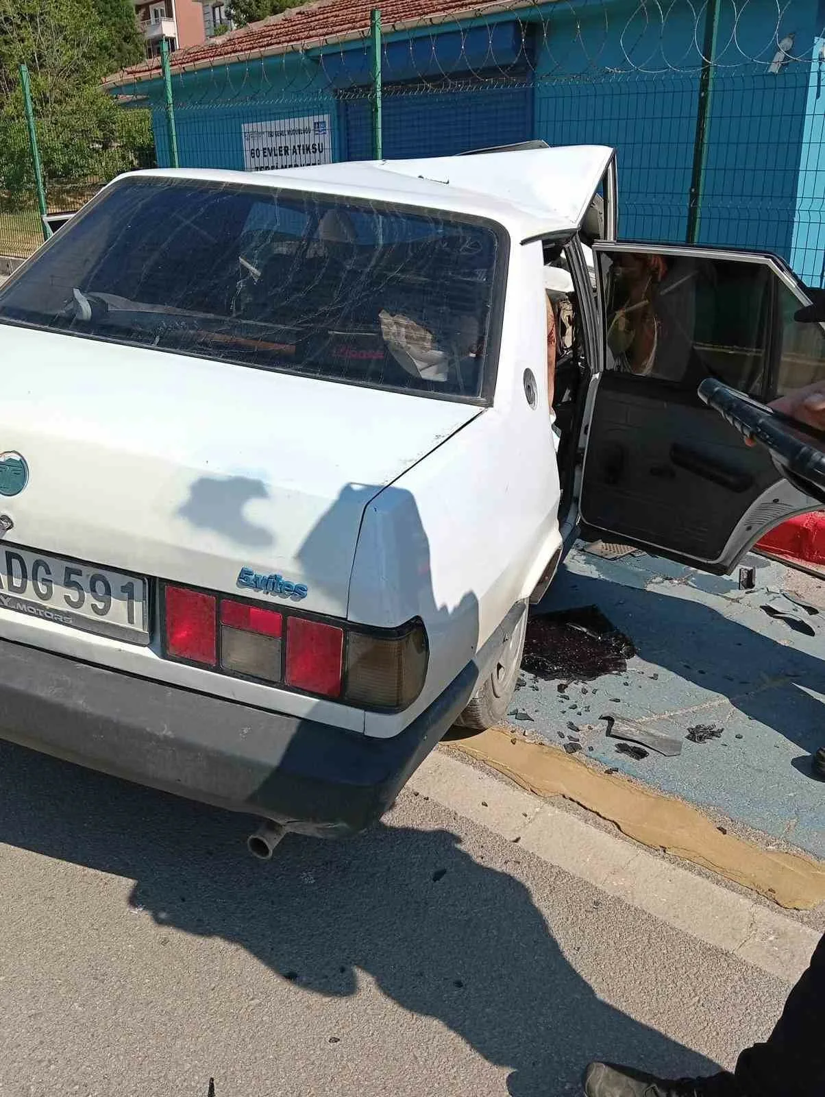 Kocaeli’nin Derince ilçesinde sürücüsünün direksiyon hakimiyetini kaybetmesi sonucu kaldırım taşına