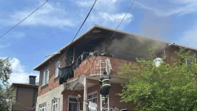 Kocaeli’nin Darıca ilçesinde boş bir binada çıkan yangın sebebiyle yandaki