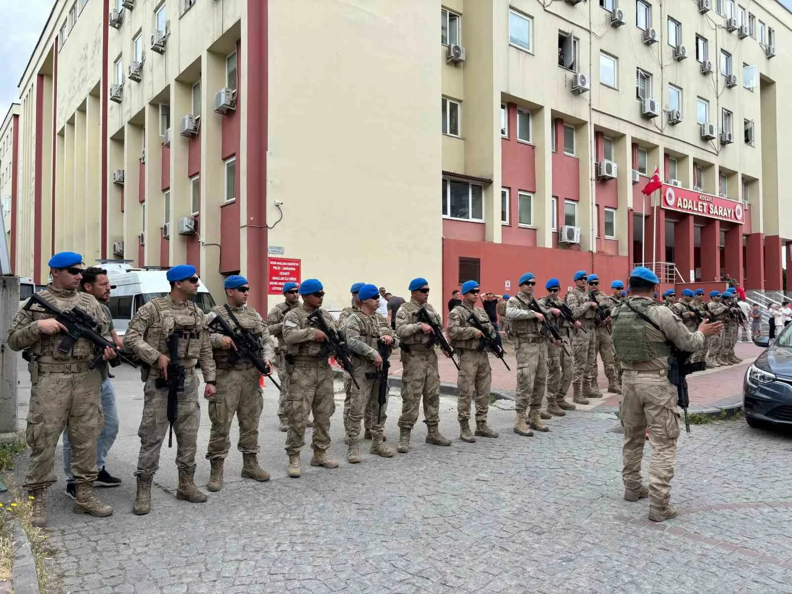 Kocaeli’de rüşvet ve tefecilik suçlarına karıştıkları iddiasıyla gözaltına alınan 18