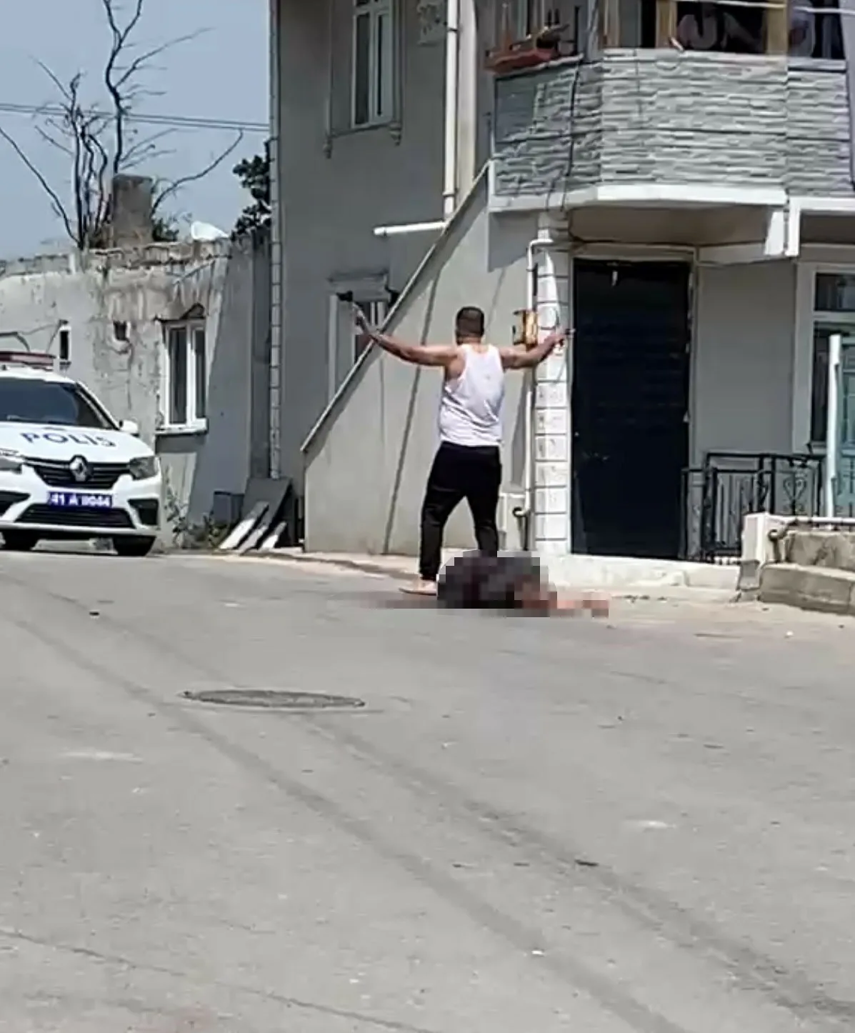 Kocaeli’nin Dilovası ilçesinde kocası tarafından sokak ortasında bıçaklanan kadın hayatını