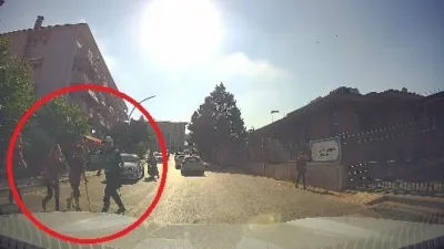 Kocaeli’de görevi başındaki zabıta personelinin, koltuk değneğiyle yürümekte güçlük çeken