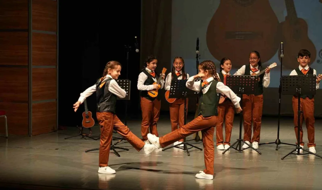 Kocaeli Büyükşehir Belediye Konservatuvarı Gebze Ukulele Orkestrası ve Gitar öğrencileri,