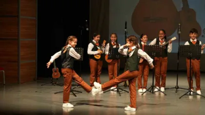 Kocaeli Büyükşehir Belediye Konservatuvarı Gebze Ukulele Orkestrası ve Gitar öğrencileri,