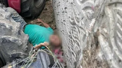 Kocaeli’de kontrolden çıkıp duvara çarpan traktörden savrulan sürücü, aracının altında