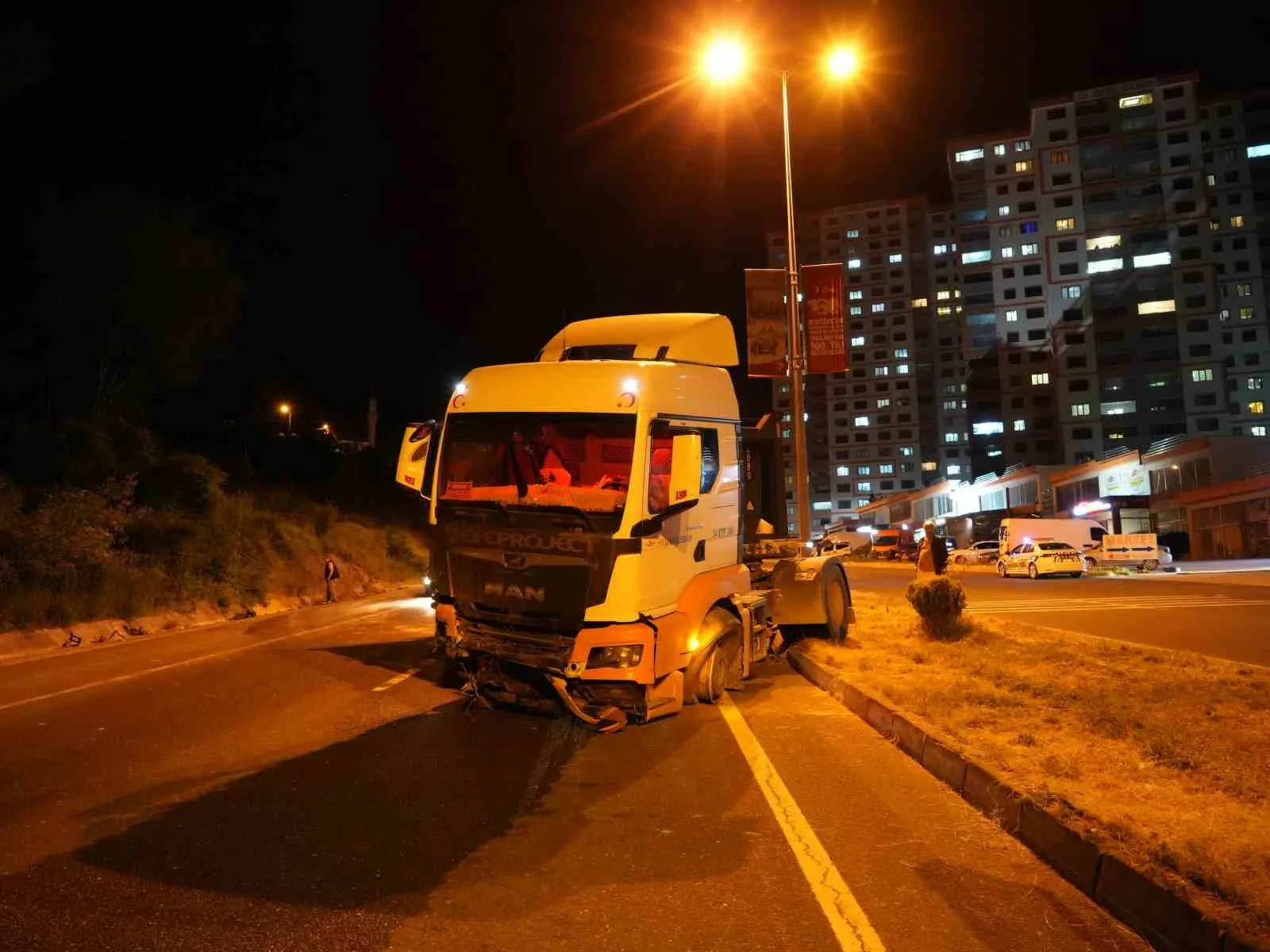 Kastamonu’da lastiği patlayan maden yüklü tırın önce su kanalına ardından