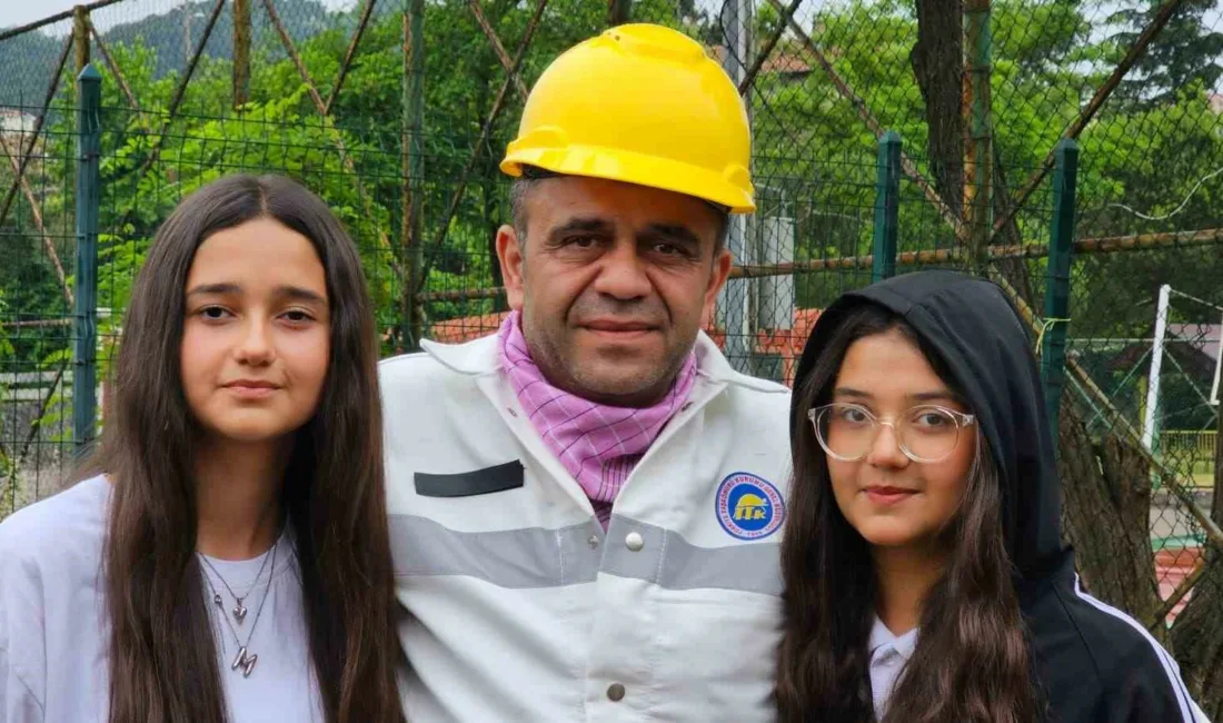 Zonguldak’ta yer altındaki mesailerini tamamlayan maden işçileri, iş elbiseleri ve