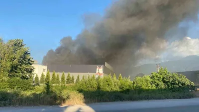 Kocaeli’de makine parçası üreten fabrikada çıkan yangın, itfaiye ekiplerinin müdahalesiyle