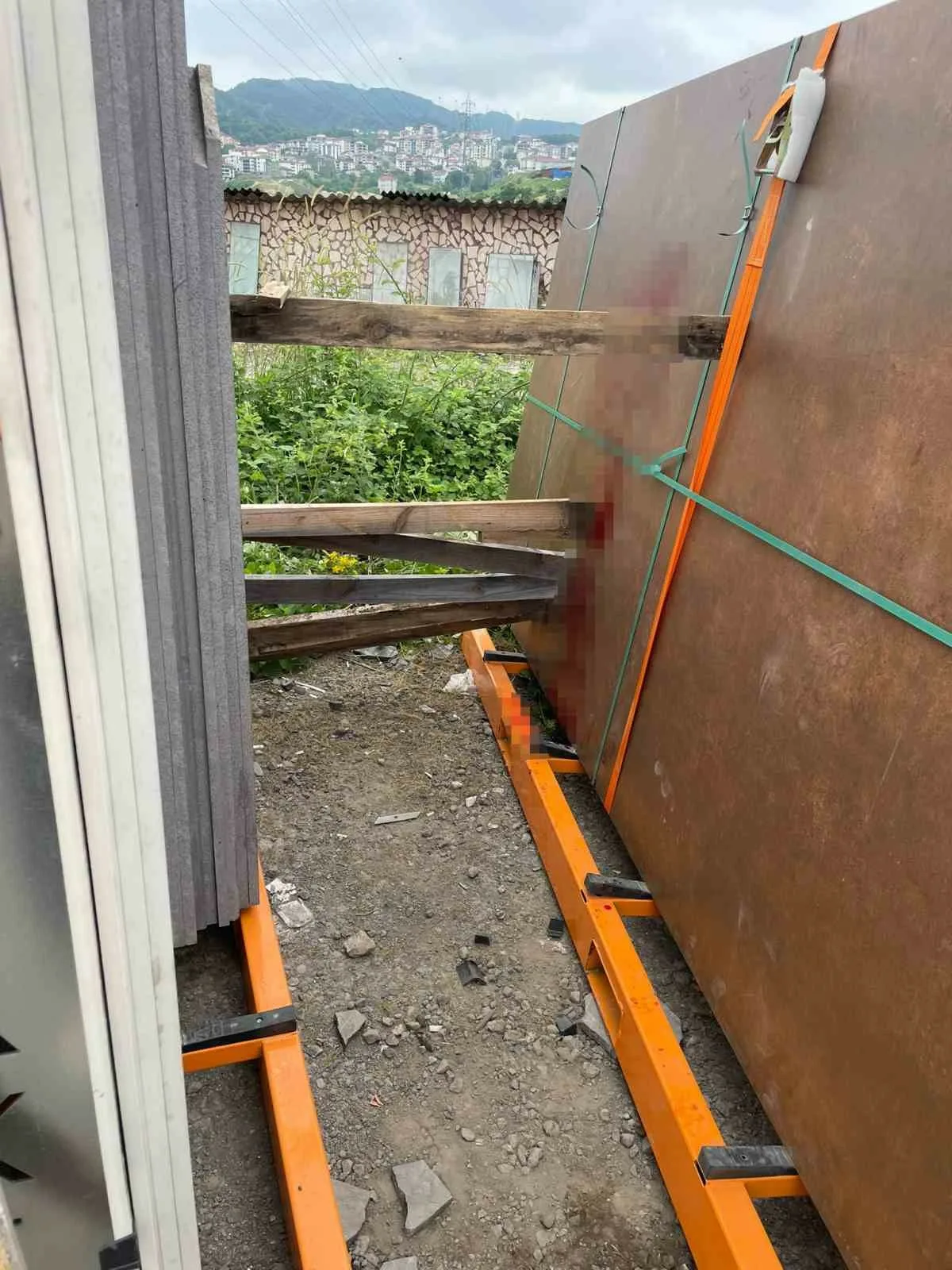 Zonguldak’ın Karadeniz Ereğli ilçesinde mermer blokların arasında kalan işçi ağır