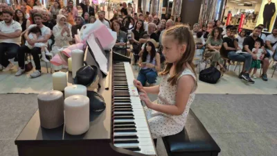 Düzce’de müzik atölyesinde piyano ve gitar eğitimi alan miniklerin konseri,