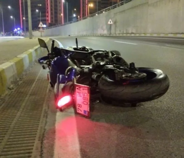 Karabük’te motosikletin aydınlatma direğine çarpması sonucu Ürdün uyruklu 2 kişi
