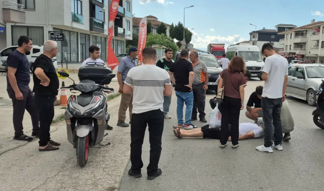 DÜZCE (İHA) – Düzce’nin İstanbul Caddesi’nde motosiklet sürücüsü, otomobile çarpmamak