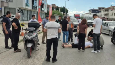 DÜZCE (İHA) – Düzce’nin İstanbul Caddesi’nde motosiklet sürücüsü, otomobile çarpmamak