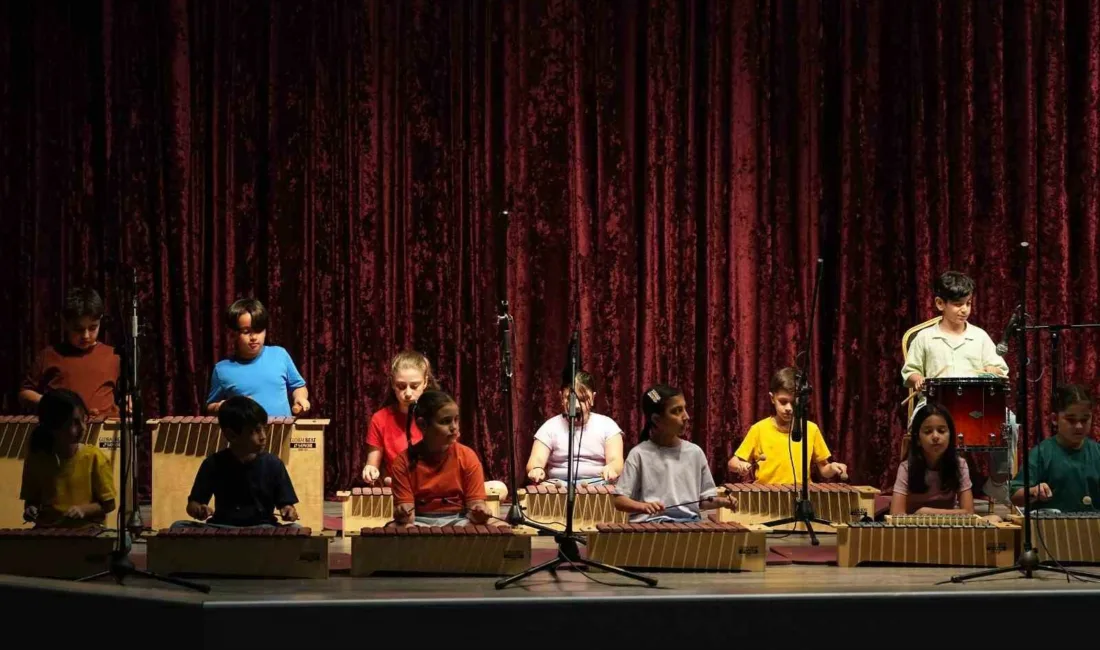 Kocaeli Büyükşehir Belediye Konservatuvarı bünyesinde eğitim alan Orff Orkestrası öğrencileri,