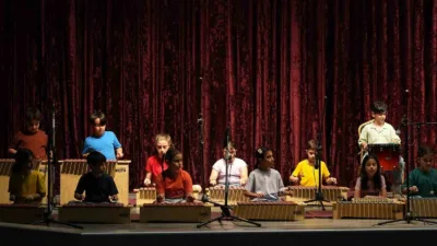 Kocaeli Büyükşehir Belediye Konservatuvarı bünyesinde eğitim alan Orff Orkestrası öğrencileri,