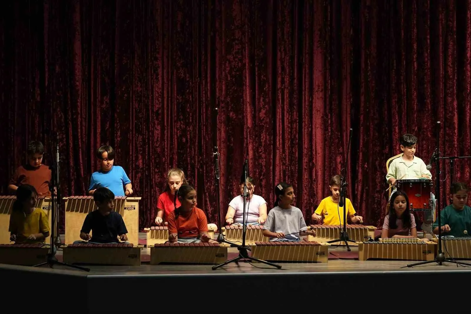 Kocaeli Büyükşehir Belediye Konservatuvarı bünyesinde eğitim alan Orff Orkestrası öğrencileri,