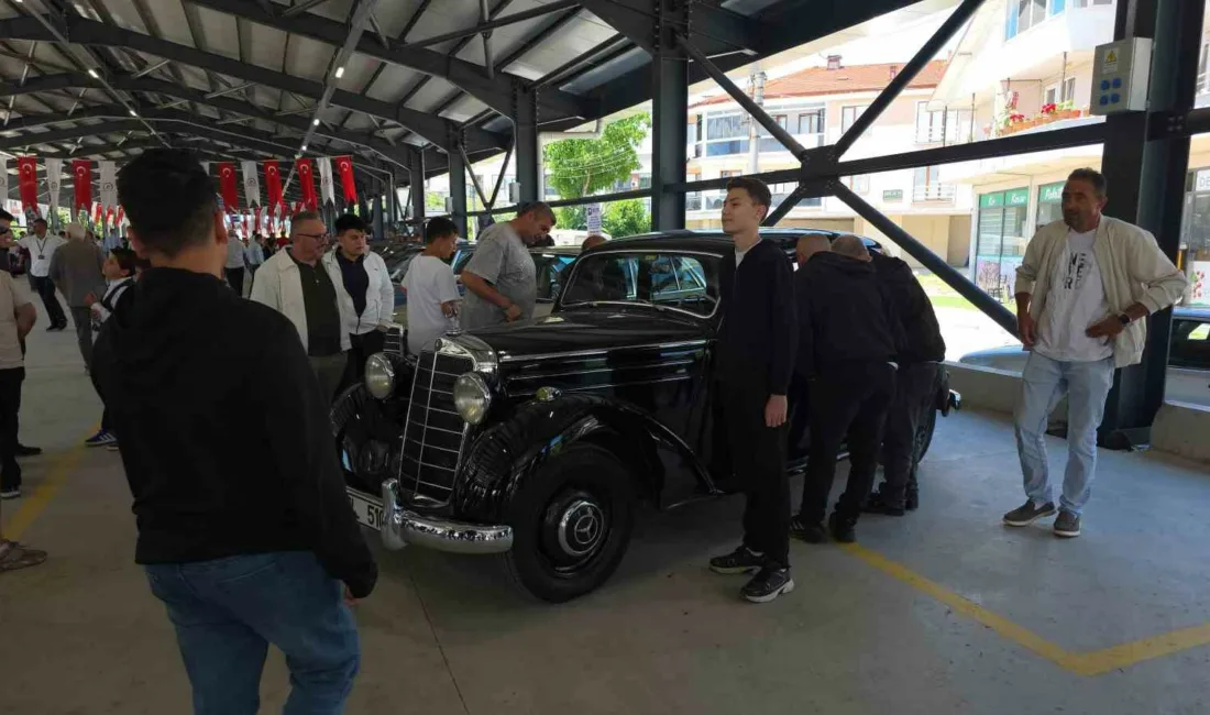 Düzce’de nostalji otomobil tutkunları, belediyenin katkılarıyla düzenlenen organizasyonda bir araya