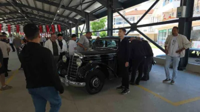 Düzce’de nostalji otomobil tutkunları, belediyenin katkılarıyla düzenlenen organizasyonda bir araya
