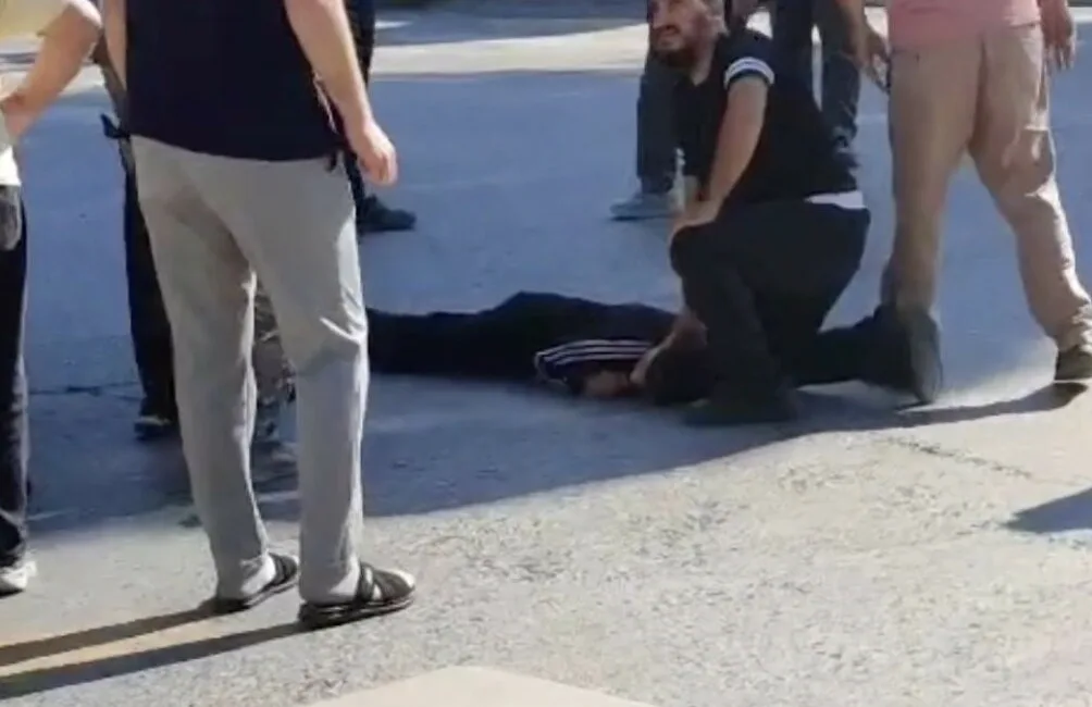 Sakarya’nın Adapazarı ilçesinde okul servisi, scooter kullanan çocuğa çarparak zincirleme