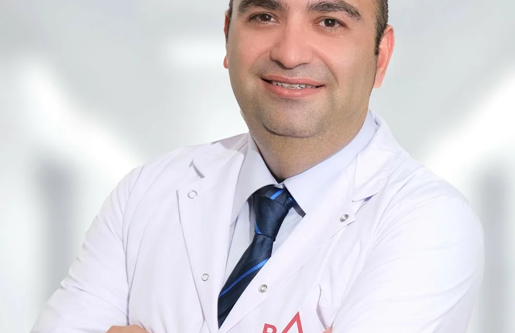 Omuz ağrılarının günlük yaşam kalitesini ciddi şekilde düşürebildiğini belirten Ortopedi