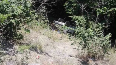 Zonguldak’ın Alaplı ilçesinde kontrolden çıkan otomobilin yaklaşık 20 metre aşağıdaki